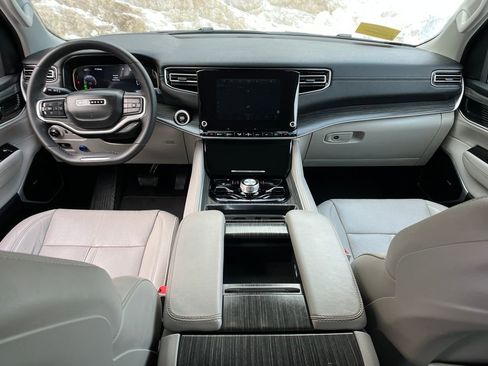 Used 2023 Jeep Wagoneer L Series III w/ Premium Group I image 13