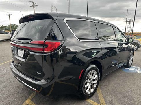 Used 2023 Chrysler Pacifica Touring-L w/ Uconnect Theater Family Group AWD/4WD image 5