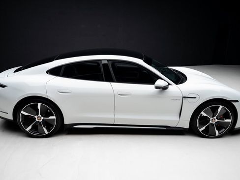 Used 2022 Porsche Taycan image 32