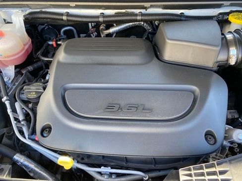 Used 2024 Chrysler Pacifica Touring-L image 24