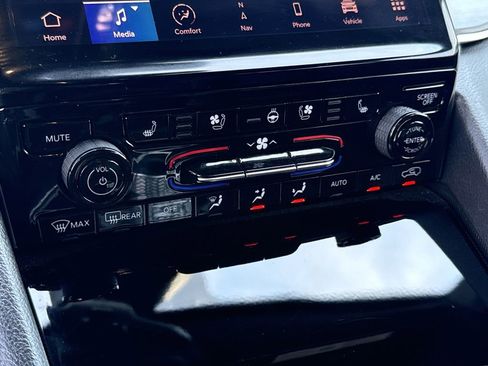 Used 2025 Jeep Grand Cherokee Limited w/ Luxury Tech Group II image 19