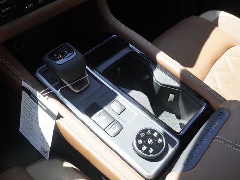 New 2026 Nissan Pathfinder Platinum image 17