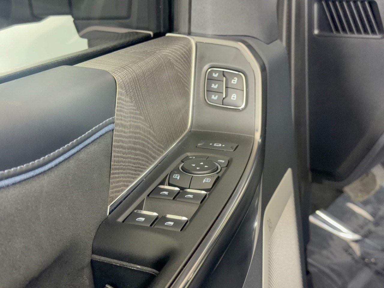 Used 2025 Ford F250 Platinum AWD/4WD image 15