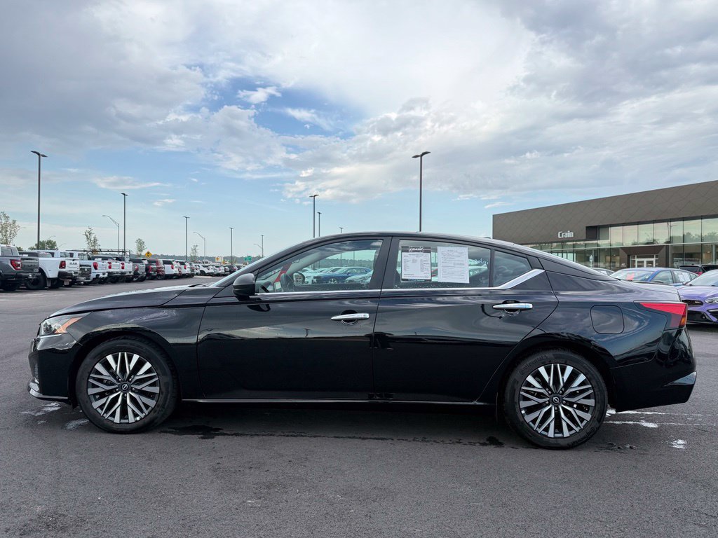 Used 2025 Nissan Altima 2.5 SV FWD image 8