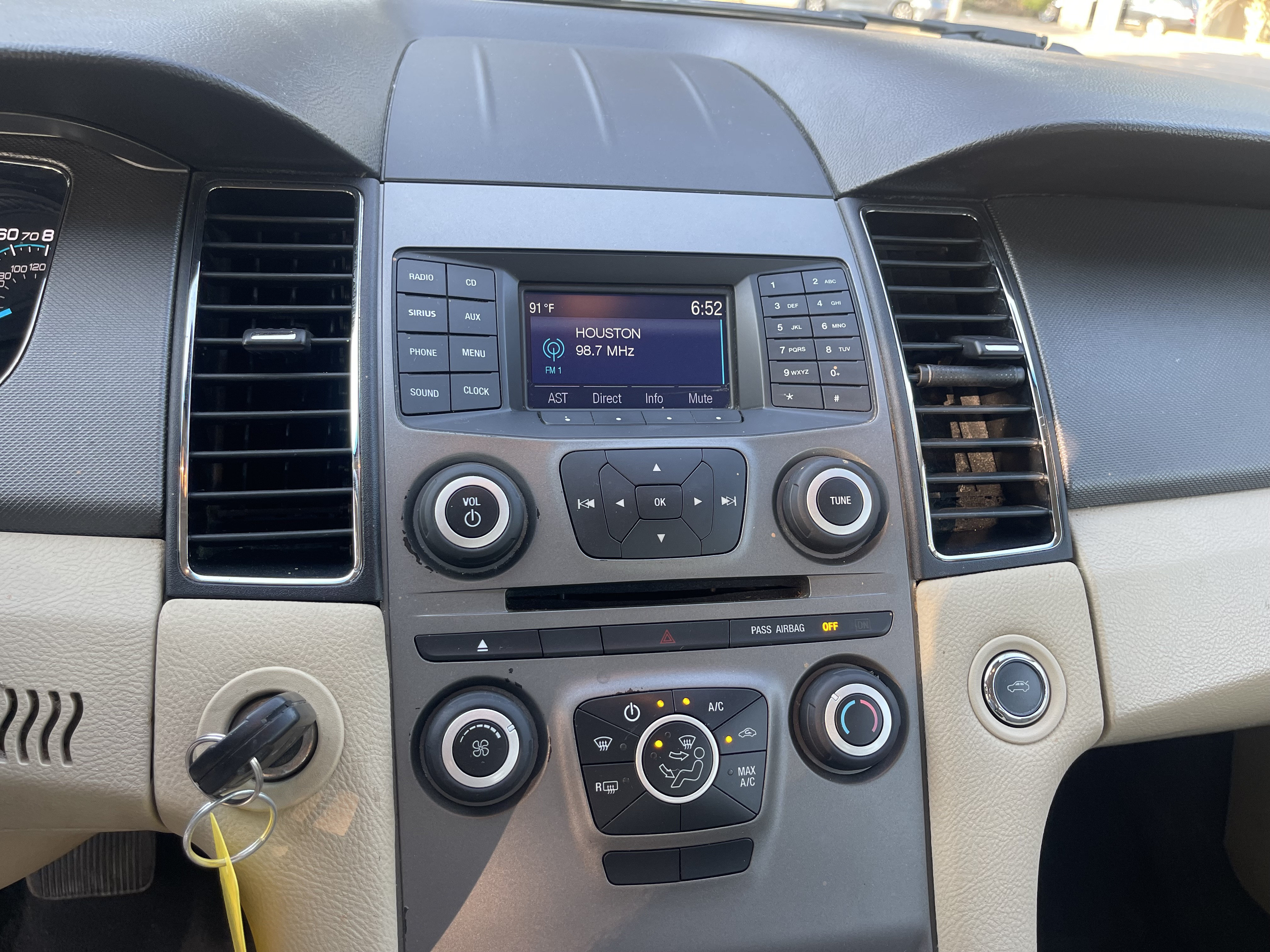 Used 2015 Ford Taurus SE FWD image 22