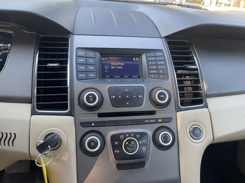 Used 2015 Ford Taurus SE image 22