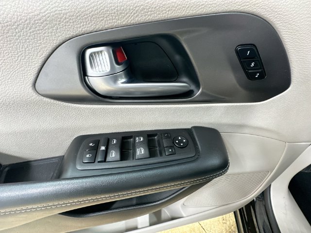 Used 2024 Chrysler Pacifica Touring-L FWD image 17