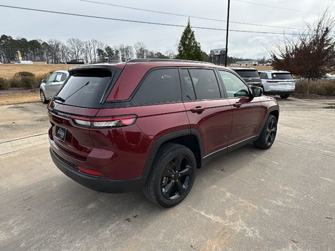 Used 2024 Jeep Grand Cherokee Altitude image 8