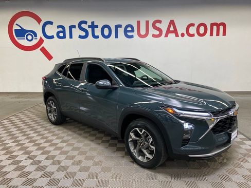 Used 2025 Chevrolet Trax LT FWD image 1