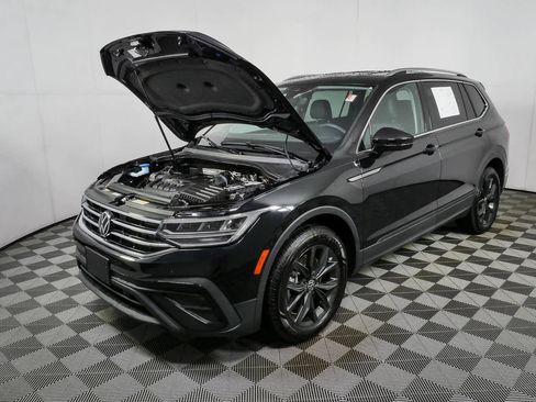 Certified 2024 Volkswagen Tiguan SE FWD image 35