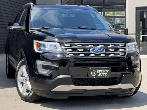 Used 2017 Ford Explorer XLT w/ Equipment Group 201A AWD/4WD image 5