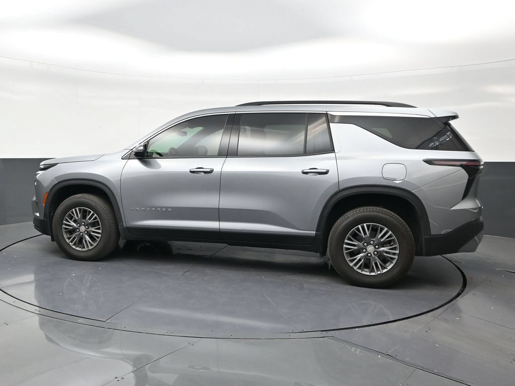 Used 2026 Chevrolet Traverse LT FWD image 2