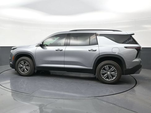 Used 2026 Chevrolet Traverse LT FWD image 2