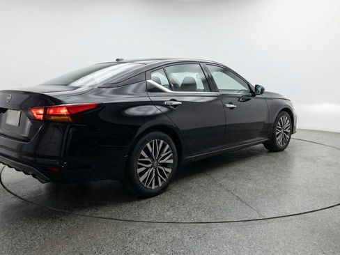 Used 2025 Nissan Altima 2.5 SV FWD image 9