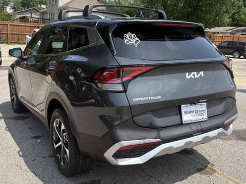 Used 2023 Kia Sportage EX AWD/4WD image 8