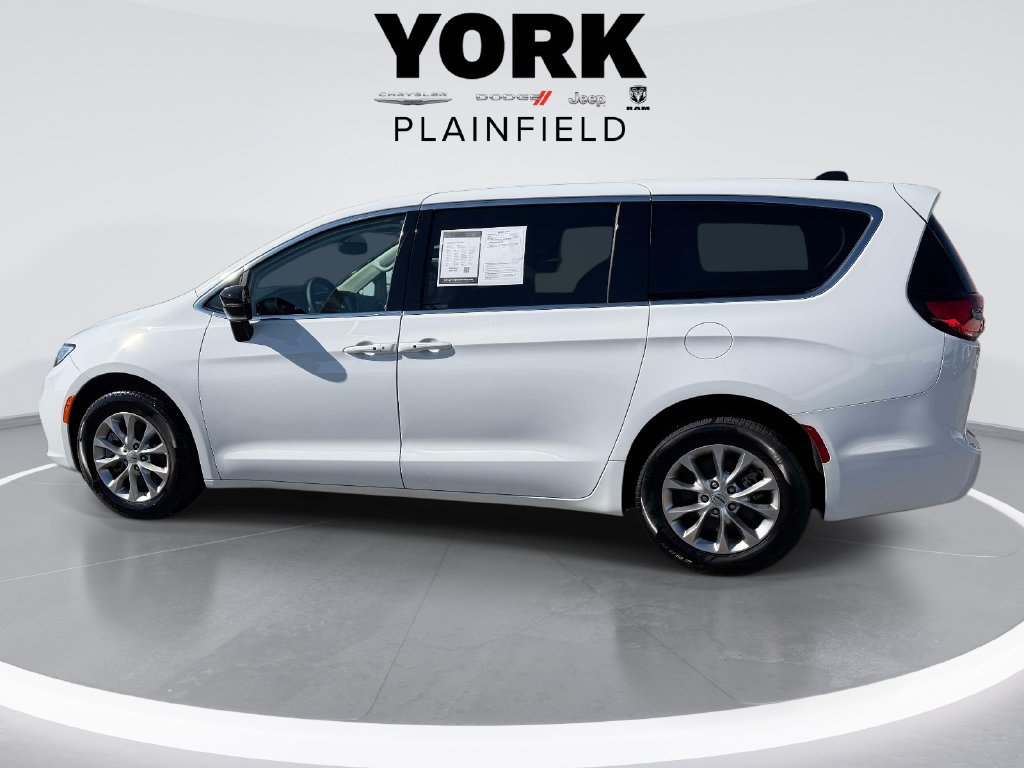 Used 2024 Chrysler Pacifica Touring-L AWD/4WD image 8