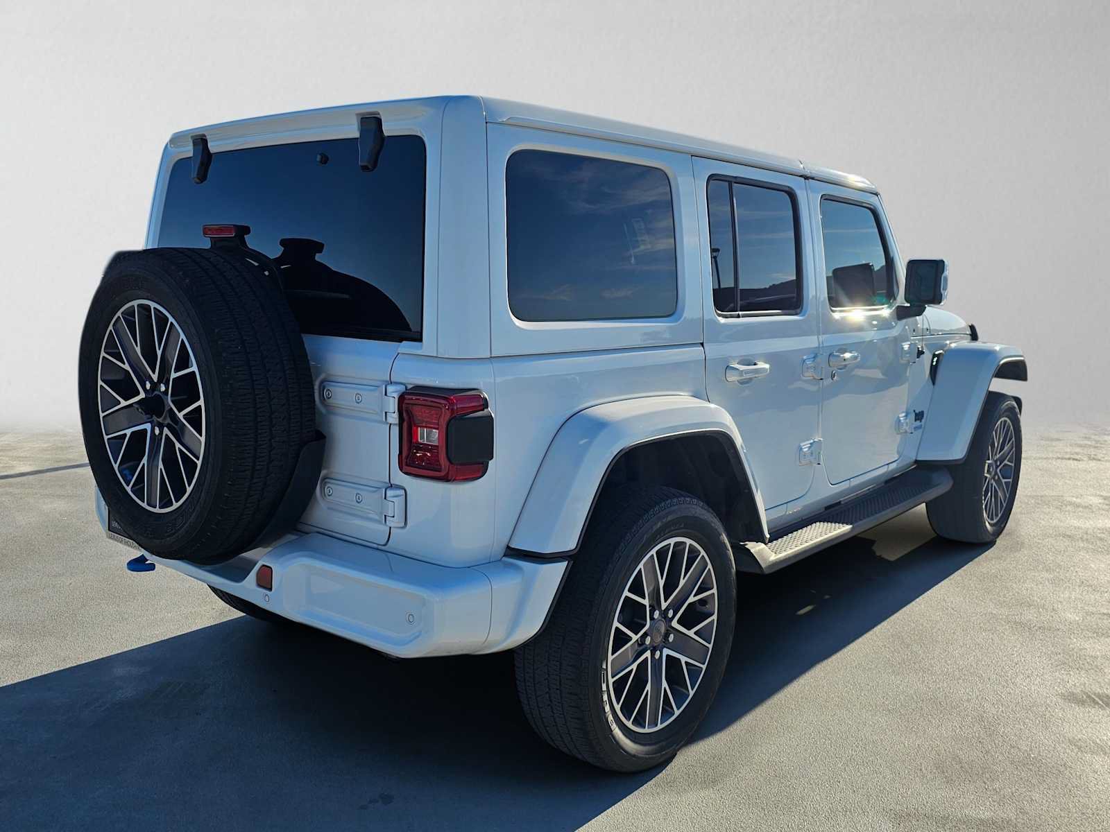 Used 2022 Jeep Wrangler Unlimited Sahara AWD/4WD image 3