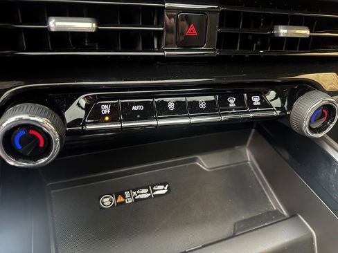 Used 2025 Chevrolet Tahoe Z71 w/ Comfort Package AWD/4WD image 23