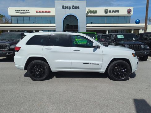 Used 2020 Jeep Grand Cherokee Altitude image 4