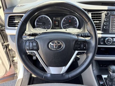 Used 2019 Toyota Highlander Plus FWD image 10