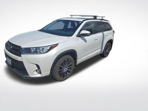 Used 2017 Toyota Highlander SE AWD/4WD image 4