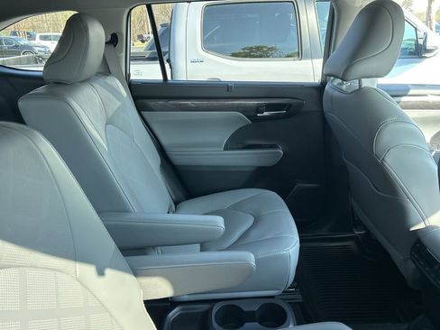 Used 2024 Toyota Highlander Platinum image 5