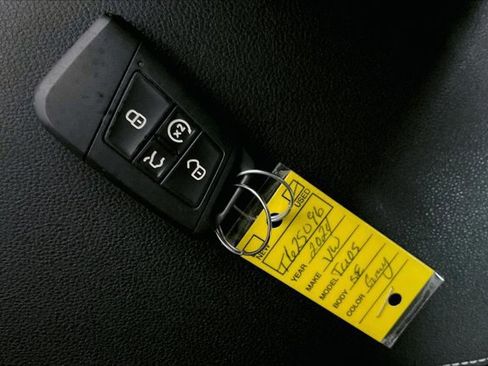 Used 2024 Volkswagen Taos SE image 11