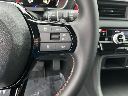 Used 2025 Honda Pilot Sport image 19