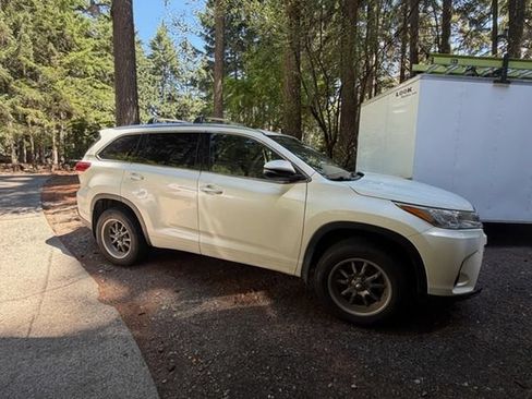Used 2017 Toyota Highlander XLE AWD/4WD image 4