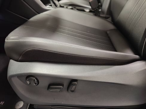 Certified 2022 Volkswagen Tiguan SE R-Line image 19