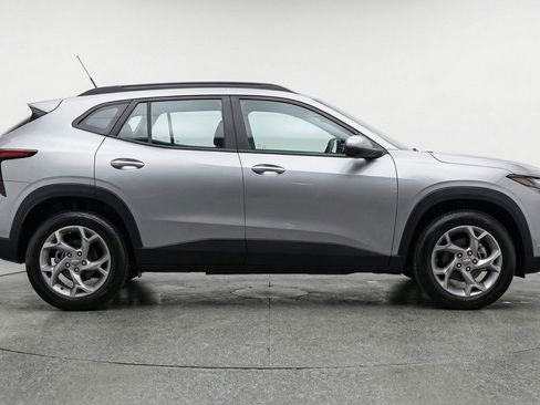 Used 2025 Chevrolet Trax LT w/ LT Convenience Package image 11