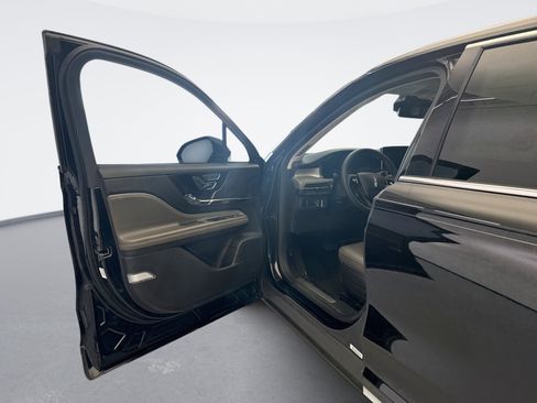 Used 2023 Lincoln Corsair FWD image 9