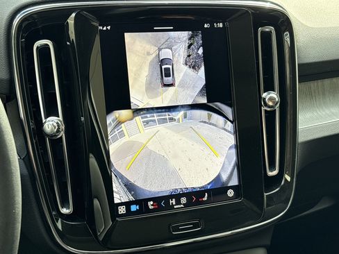 Used 2025 Volvo XC40 B5 Plus image 25