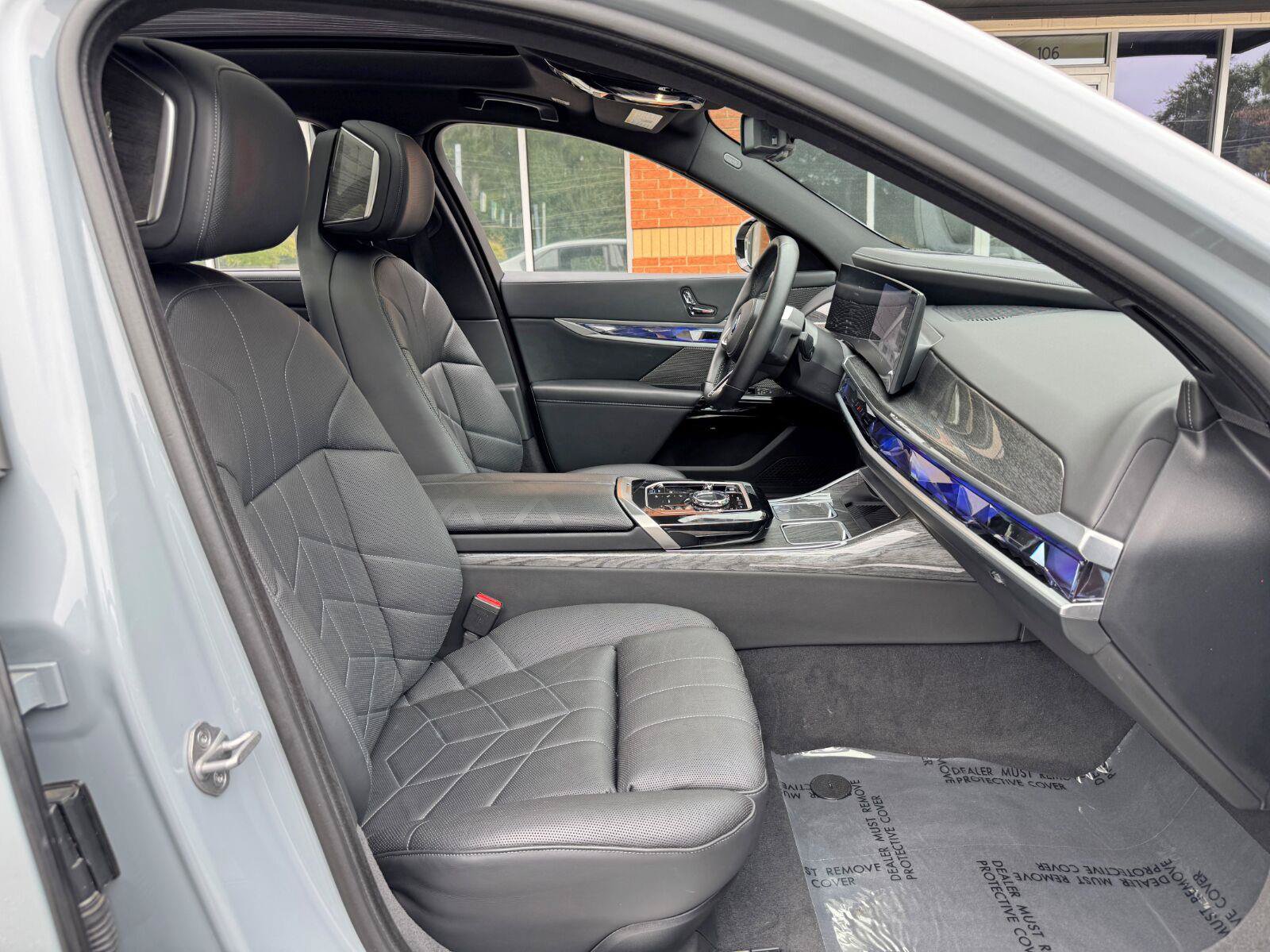 Used 2023 BMW i7 xDrive60 w/ Parking Assistance Package AWD/4WD image 16