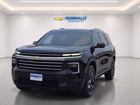Used 2025 Chevrolet Traverse High Country FWD image 1
