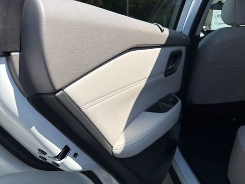 Used 2023 Nissan Rogue SV w/ SV Premium B Package FWD image 17