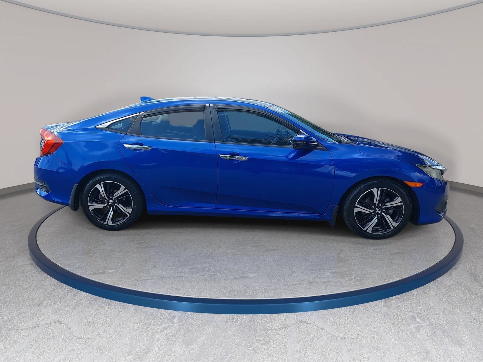 Used 2017 Honda Civic Touring image 4