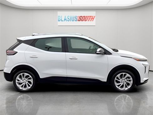 Used 2022 Chevrolet Bolt EUV LT w/ Driver Confidence Package image 2