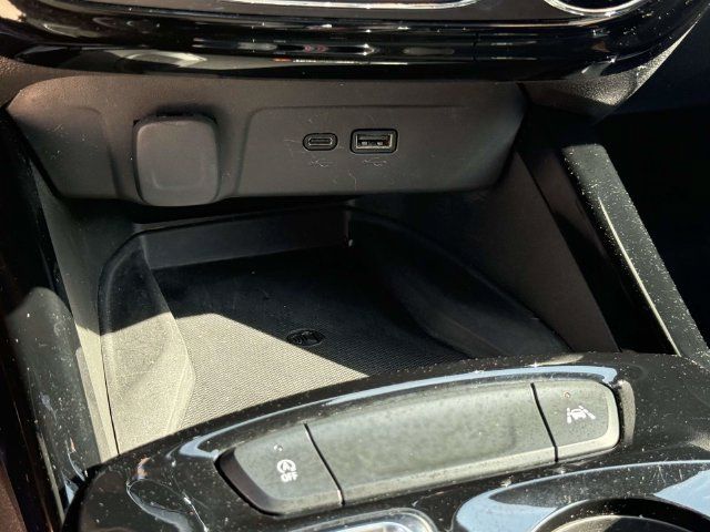 Used 2025 Chevrolet Trax RS w/ Sunroof Package FWD image 19