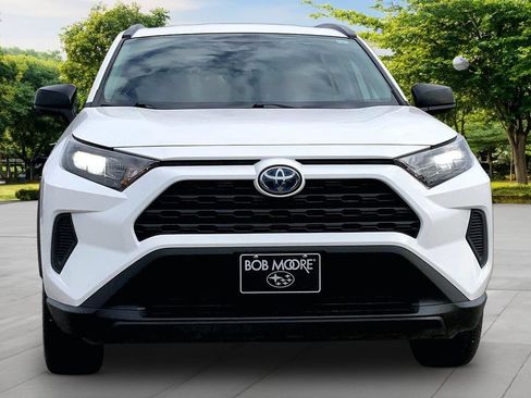 Used 2021 Toyota RAV4 LE AWD/4WD image 2