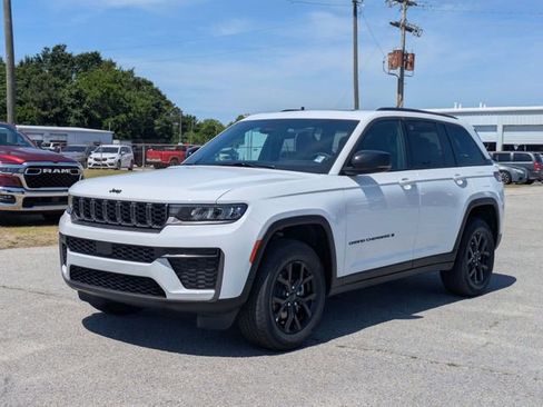 New 2026 Jeep Grand Cherokee Altitude RWD image 7