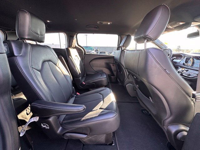 Used 2026 Chrysler Pacifica Select FWD image 30