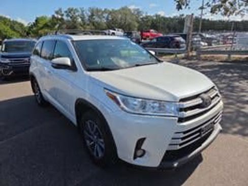 Used 2017 Toyota Highlander XLE AWD/4WD image 2