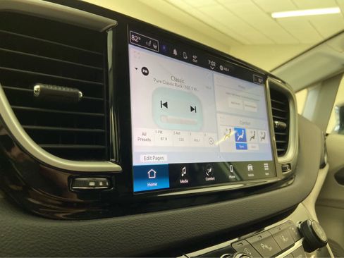 Used 2024 Chrysler Pacifica Touring-L image 25