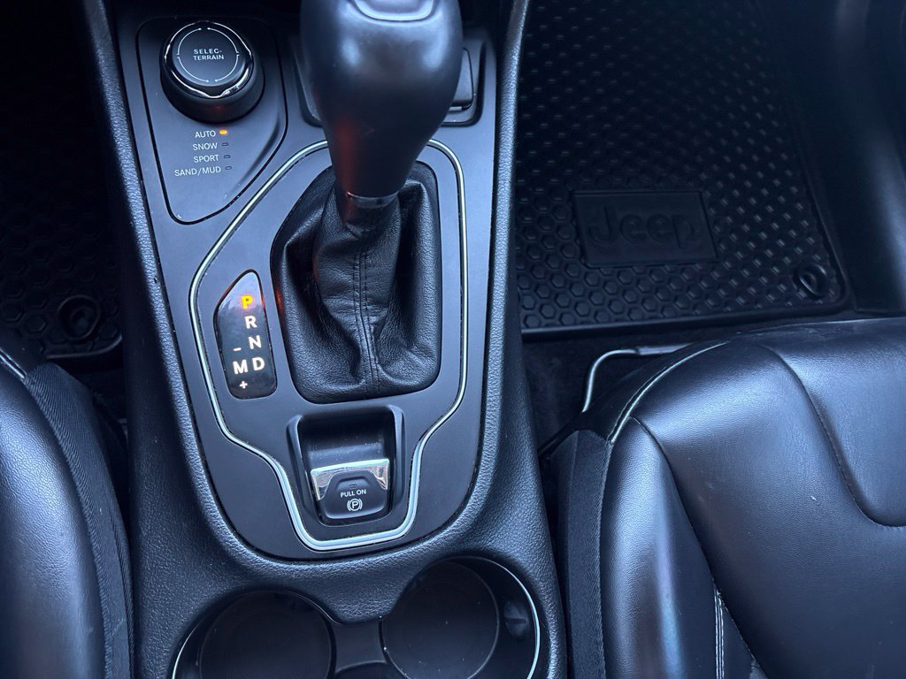 Used 2019 Jeep Cherokee Latitude Plus w/ Cold Weather Group AWD/4WD image 22