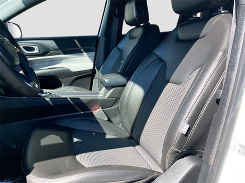 Used 2025 Jeep Compass Latitude image 21