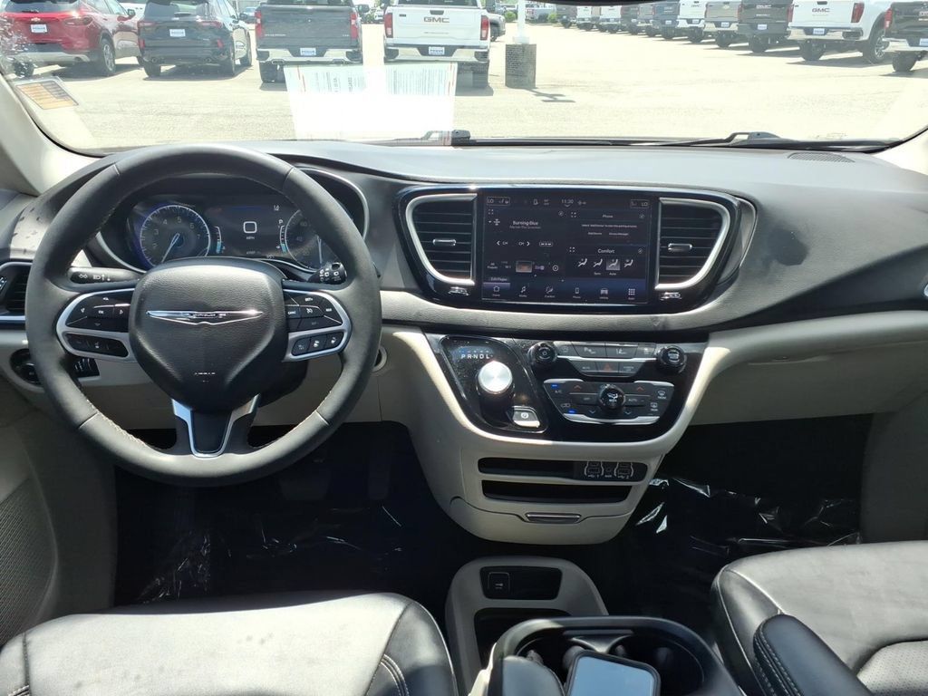 Used 2024 Chrysler Pacifica Touring-L FWD image 14