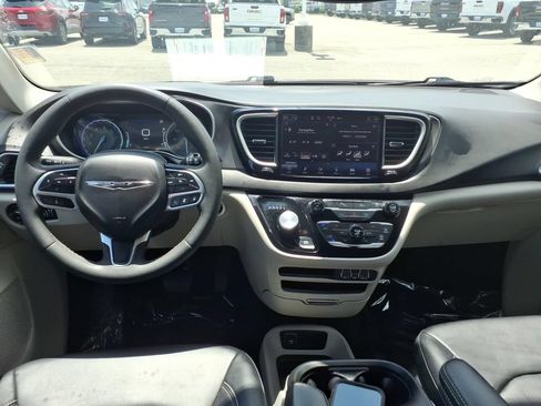 Used 2024 Chrysler Pacifica Touring-L FWD image 14