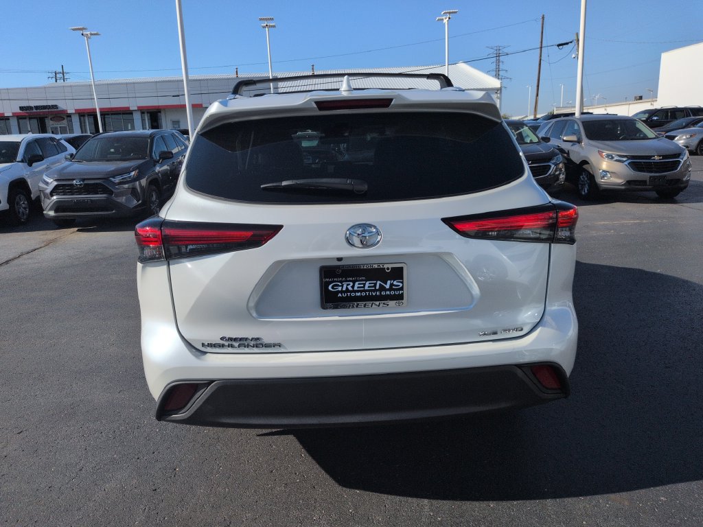 Used 2022 Toyota Highlander XLE AWD/4WD image 4