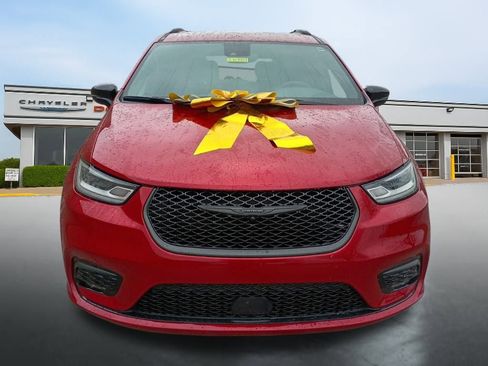 Used 2024 Chrysler Pacifica Touring-L w/ S Appearance Package image 8